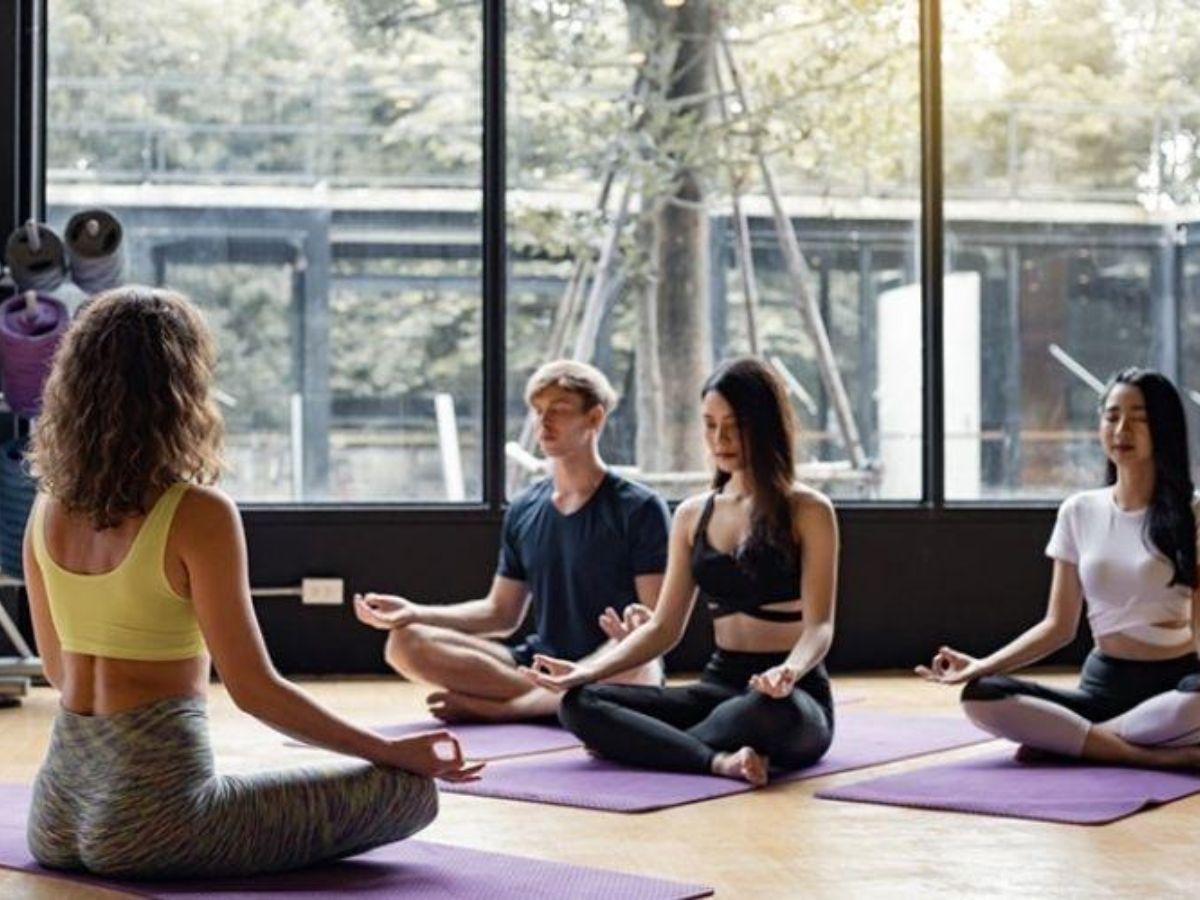 Cách lắng nghe cơ thể và điều chỉnh hơi thở Khi Tập Thở Yoga Cho Người Mới