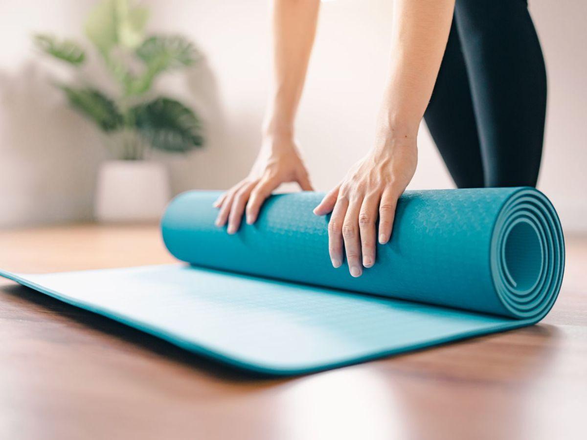 Vệ sinh thảm tập Yoga là một yếu tố quan trọng để bảo vệ sức khỏe. 
