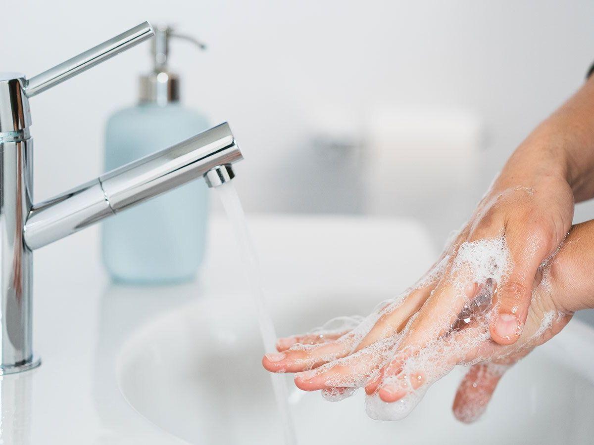 Nên rửa sạch chân tay trước khi tập