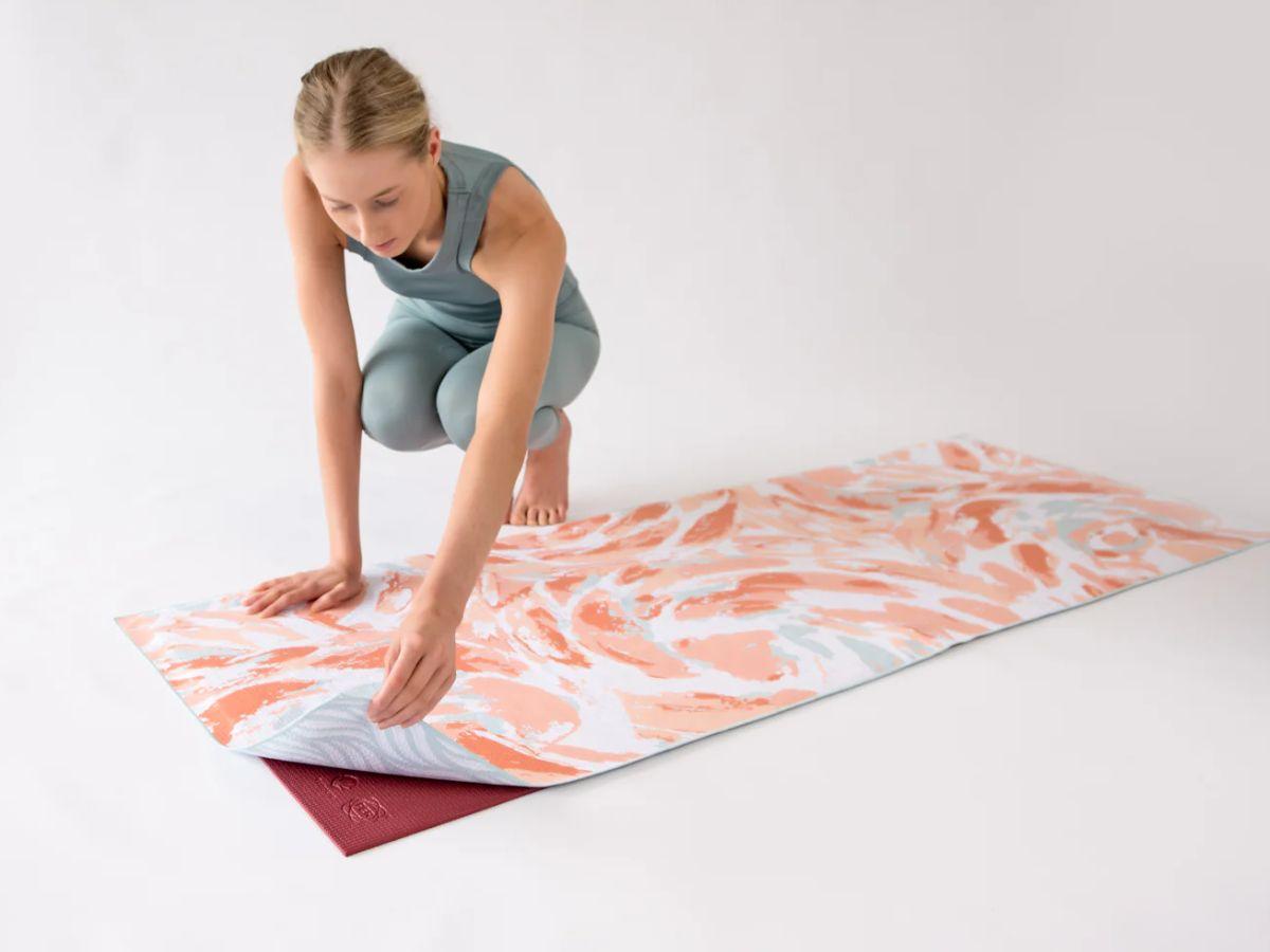 Sử dụng khăn trải thảm yoga chuyên dụng