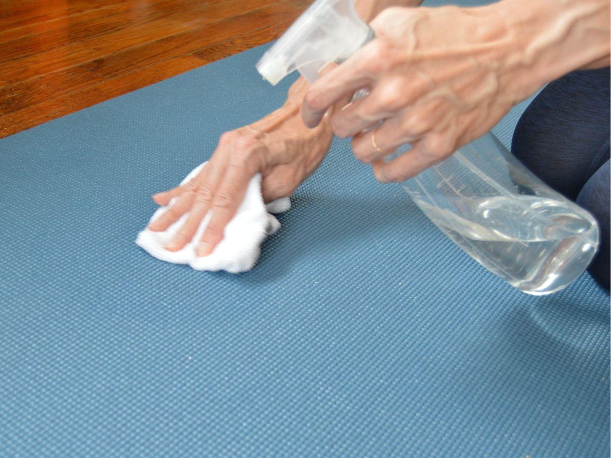 Cách vệ sinh thảm tập yoga bằng nước. 