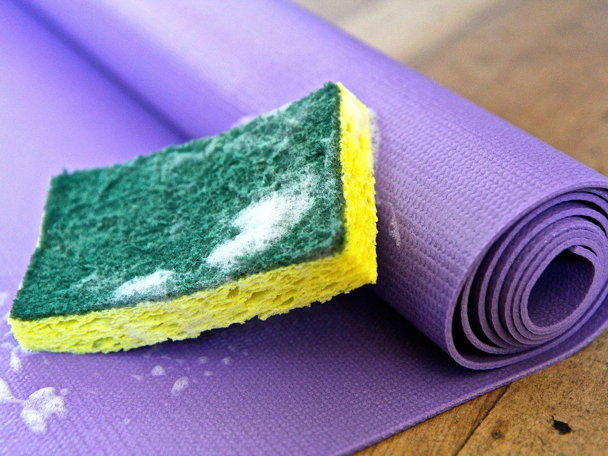Cách vệ sinh thảm tập yoga cao su bằng xà phòng. 