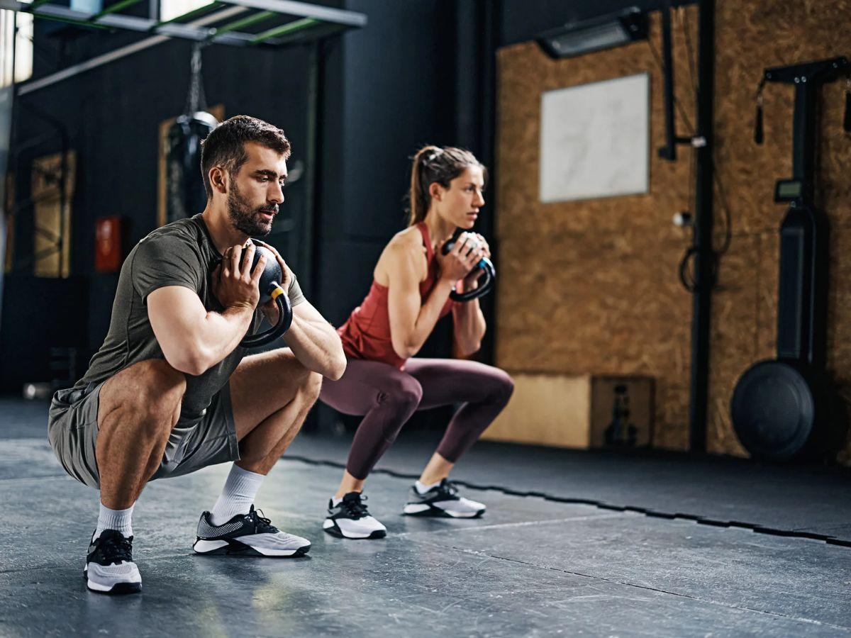 Dumbbell Squat là một trong những cách tập bắp chân to cho nam vô cùng được ưa chuộng