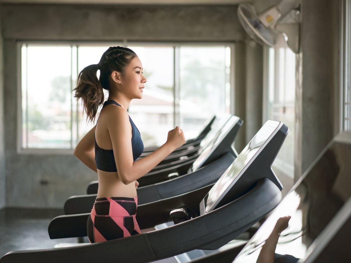 Chạy trên máy có thể ít tốn sức hơn, nhưng nếu điều chỉnh độ dốc phù hợp, bạn vẫn có thể đốt cháy lượng calo đáng kể