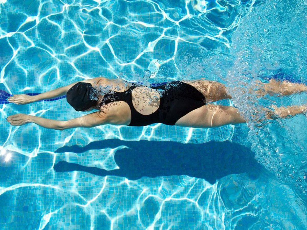 Bơi lội là một bộ môn luyện tập thay thế nhằm giảm áp lực lên xương ống đồng