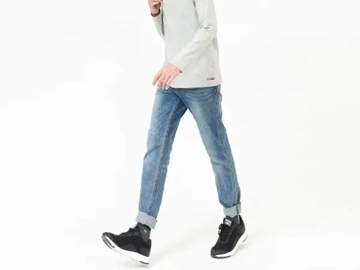 phối quần jean với giày adidas
