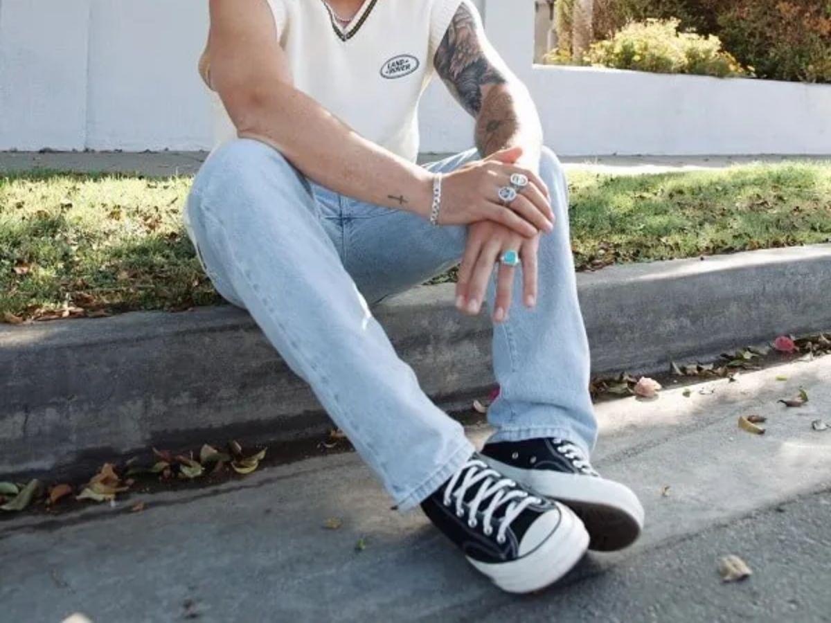 quần jean và giày adidas
