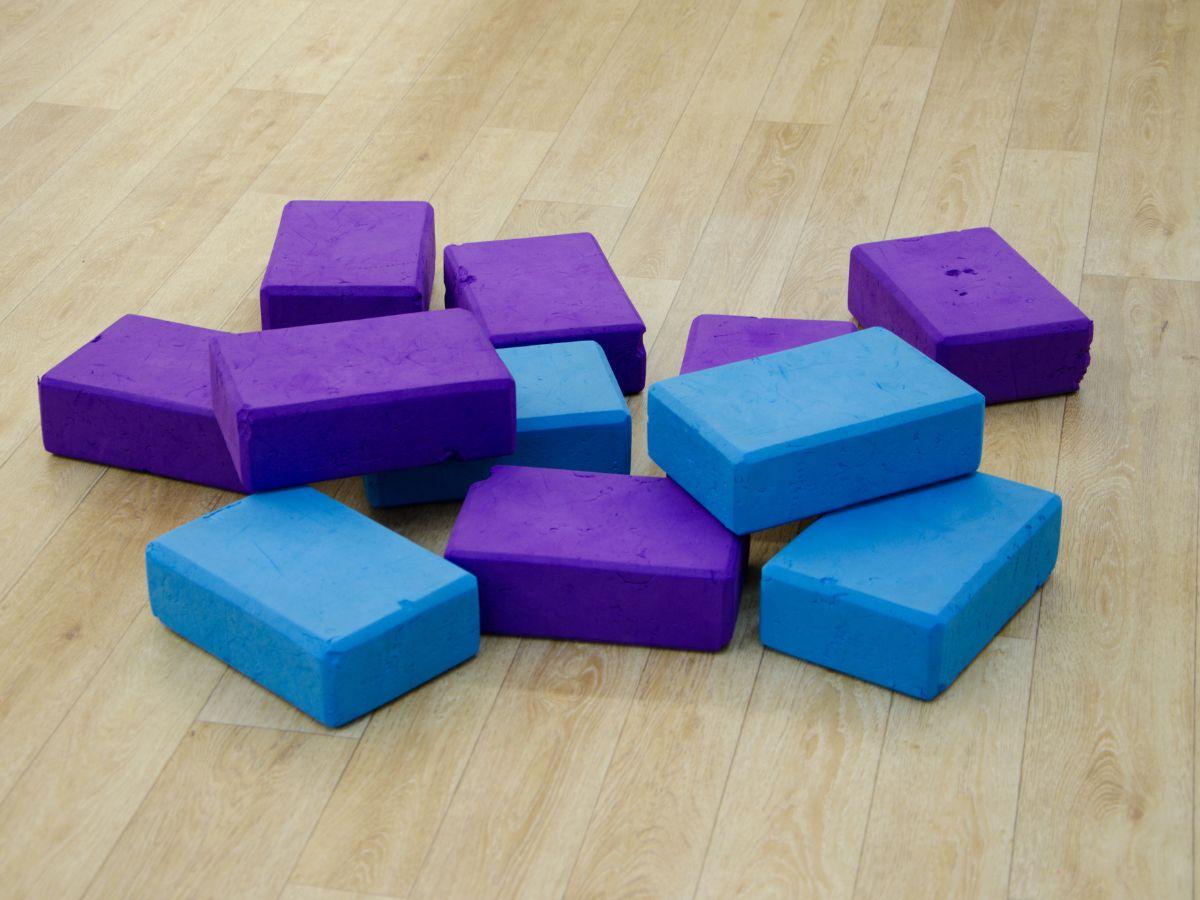 Bạn có thể chọn gạch tập yoga từ cao su hoặc gỗ