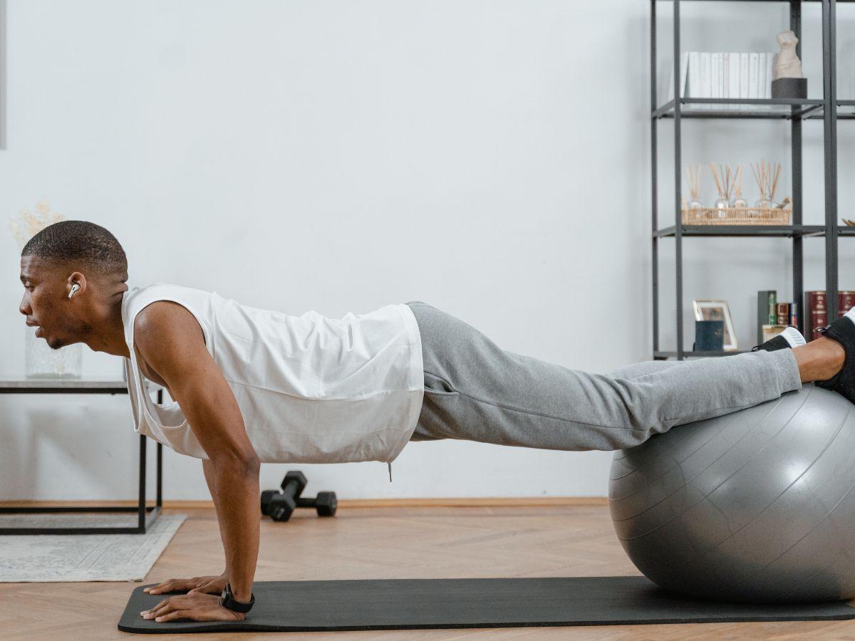 Bóng tập giúp thực hiện động tác giãn cơ hiệu quả