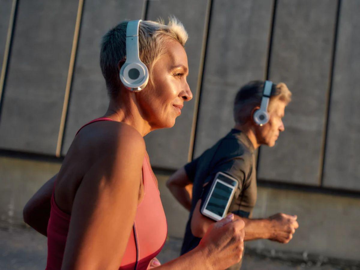 Nghe nhạc hoặc podcast khi chạy bộ để tạo hứng thú hơn