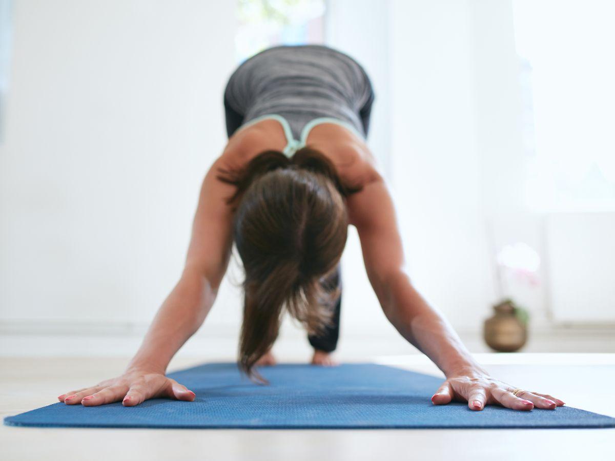 Tư thế chó úp mặt (Downward-Facing Dog - Adho Mukha Svanasana)