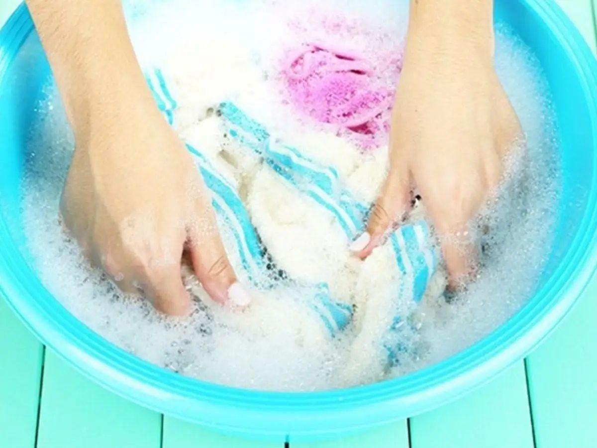 Không dùng thuốc tẩy hay bàn chải chà sát lên bề mặt của áo