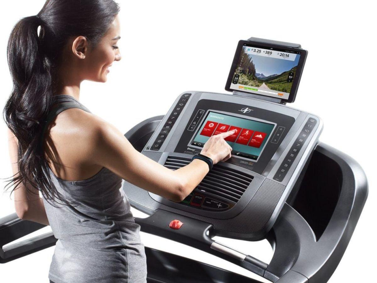 Máy chạy bộ ngày nay không chỉ đơn giản là một thiết bị cơ bản mà còn được trang bị nhiều tính năng và công nghệ hiện đại