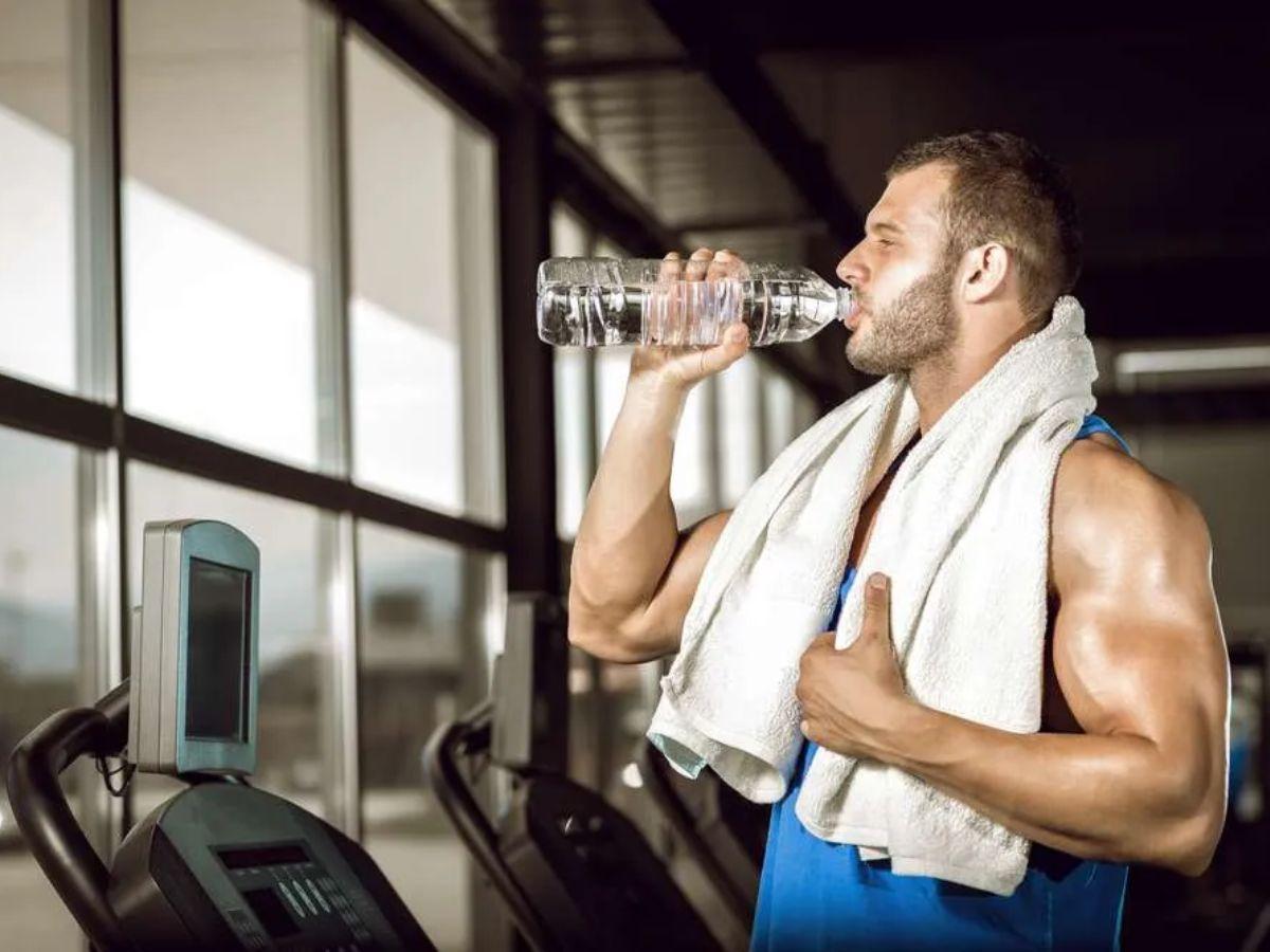 Lưu ý việc uống đủ nước khi tập gym