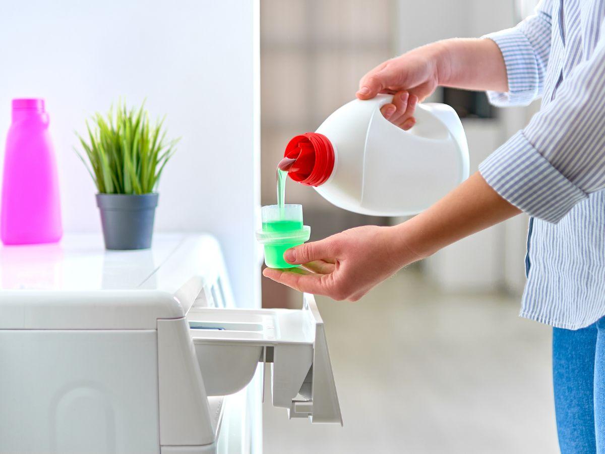 Các chất tẩy rửa mạnh có thể làm bào mòn sợi vải, khiến quần áo nhanh bị phai màu và mất độ co giãn