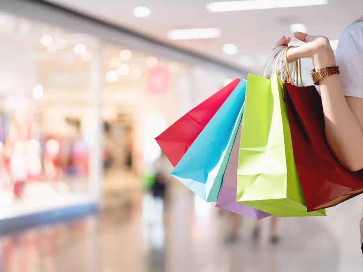 Thay vì phải thường xuyên mua mới quần áo thể thao, việc chăm sóc và bảo quản chúng tốt sẽ giúp tiết kiệm chi phí đáng kể