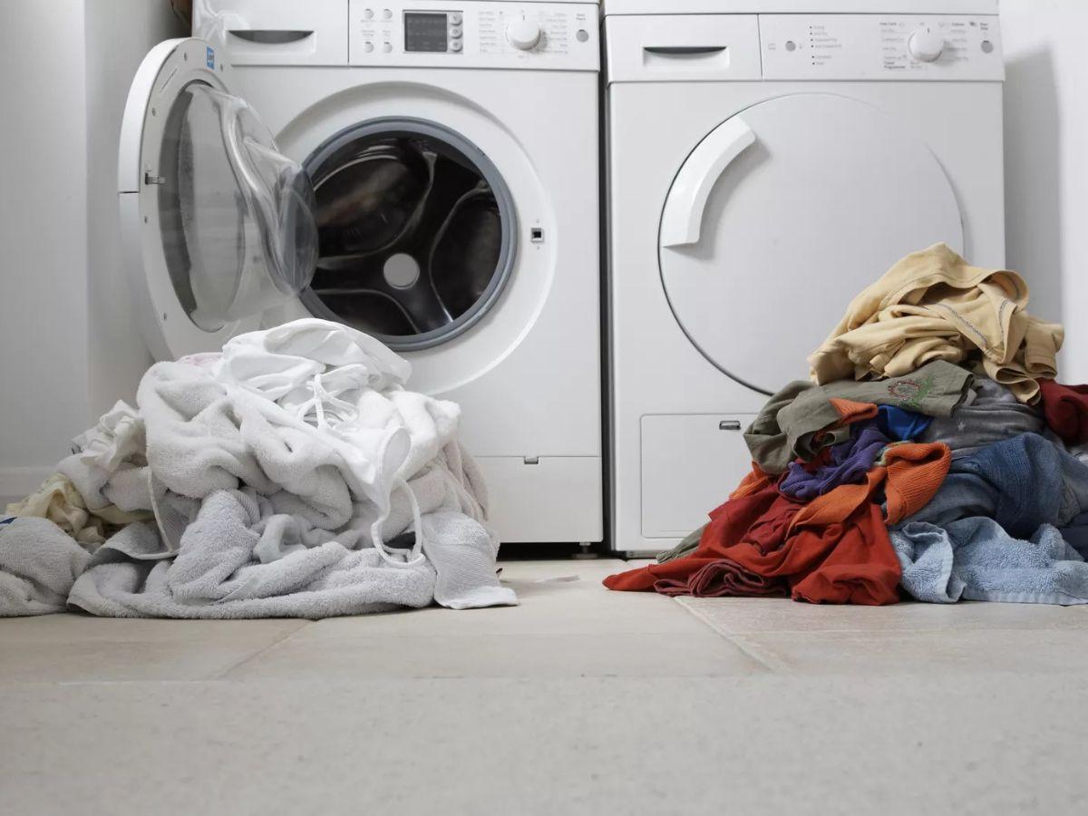 Phân loại quần áo trước khi giặt