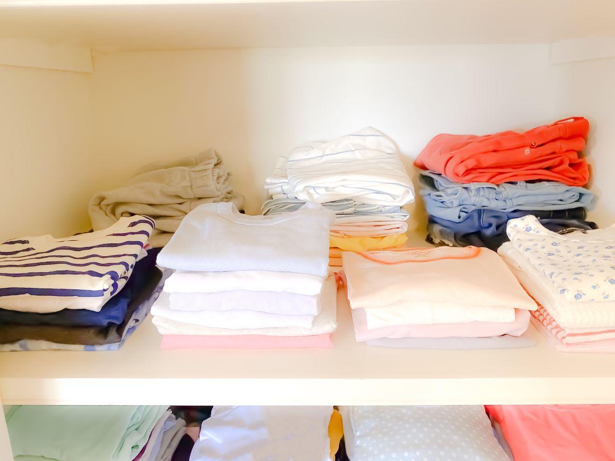 Đối với quần áo không bị nhăn, bạn có thể gấp gọn và cất vào tủ