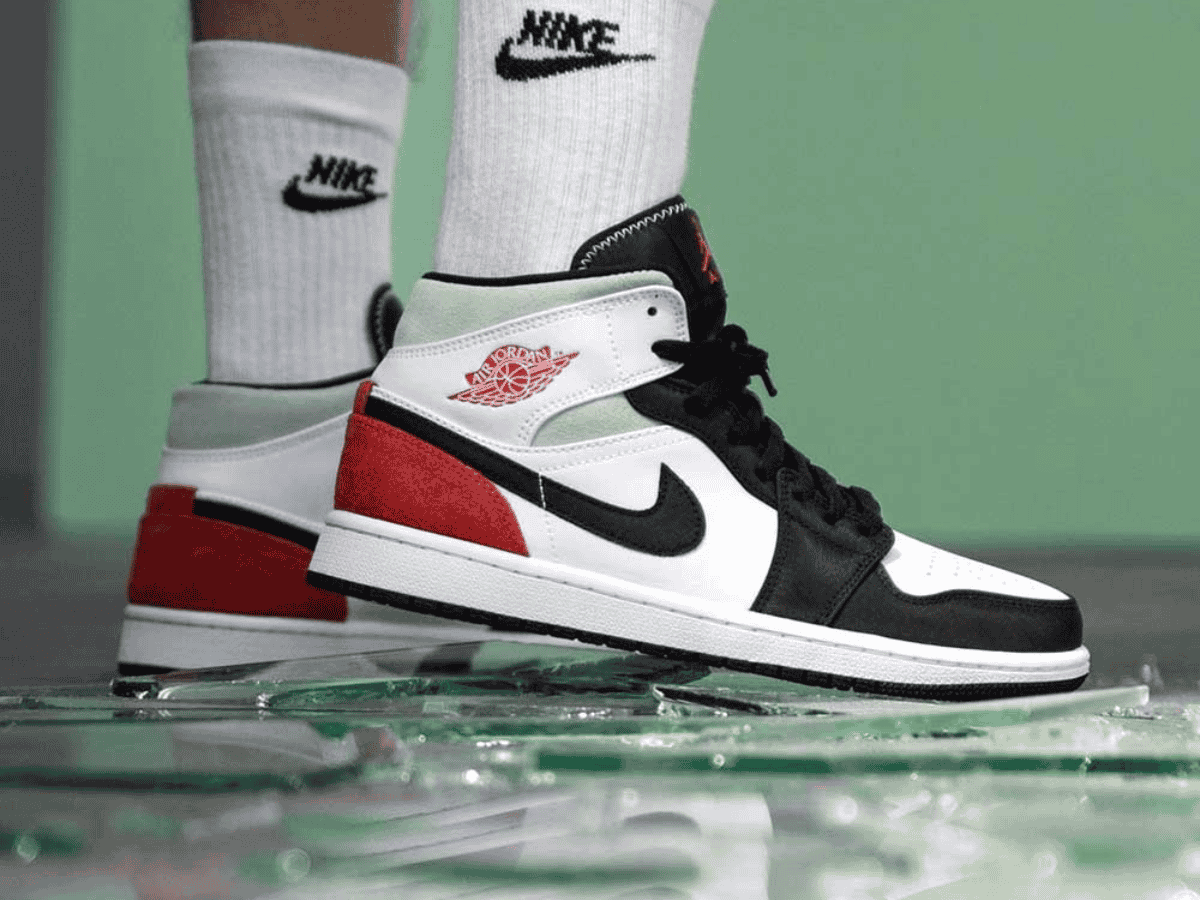 Nike Air Jordan 1 Mid SE “Track Red” 