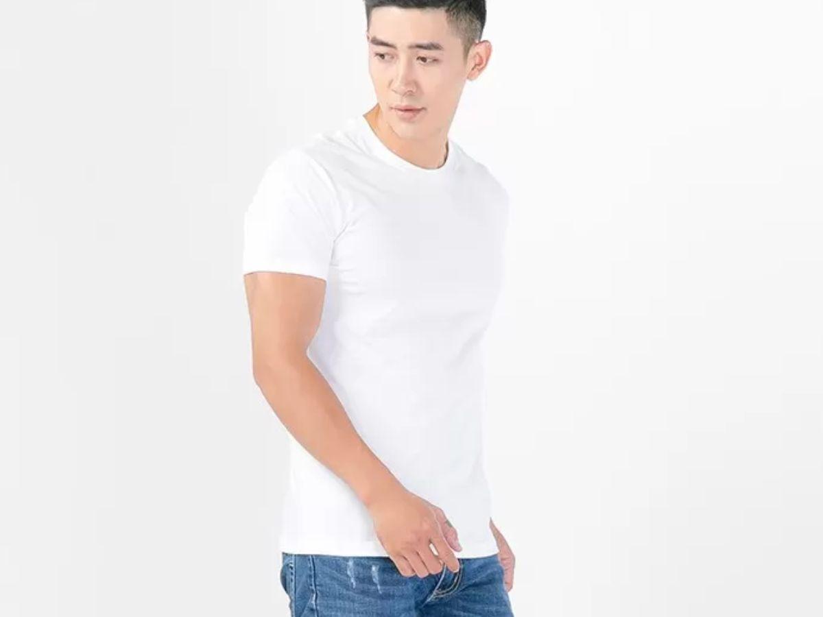 Áo pull trơn và có kiểu dáng cổ tròn hoặc cổ chữ V sẽ làm nổi bật phần vai và ngực của người mặc