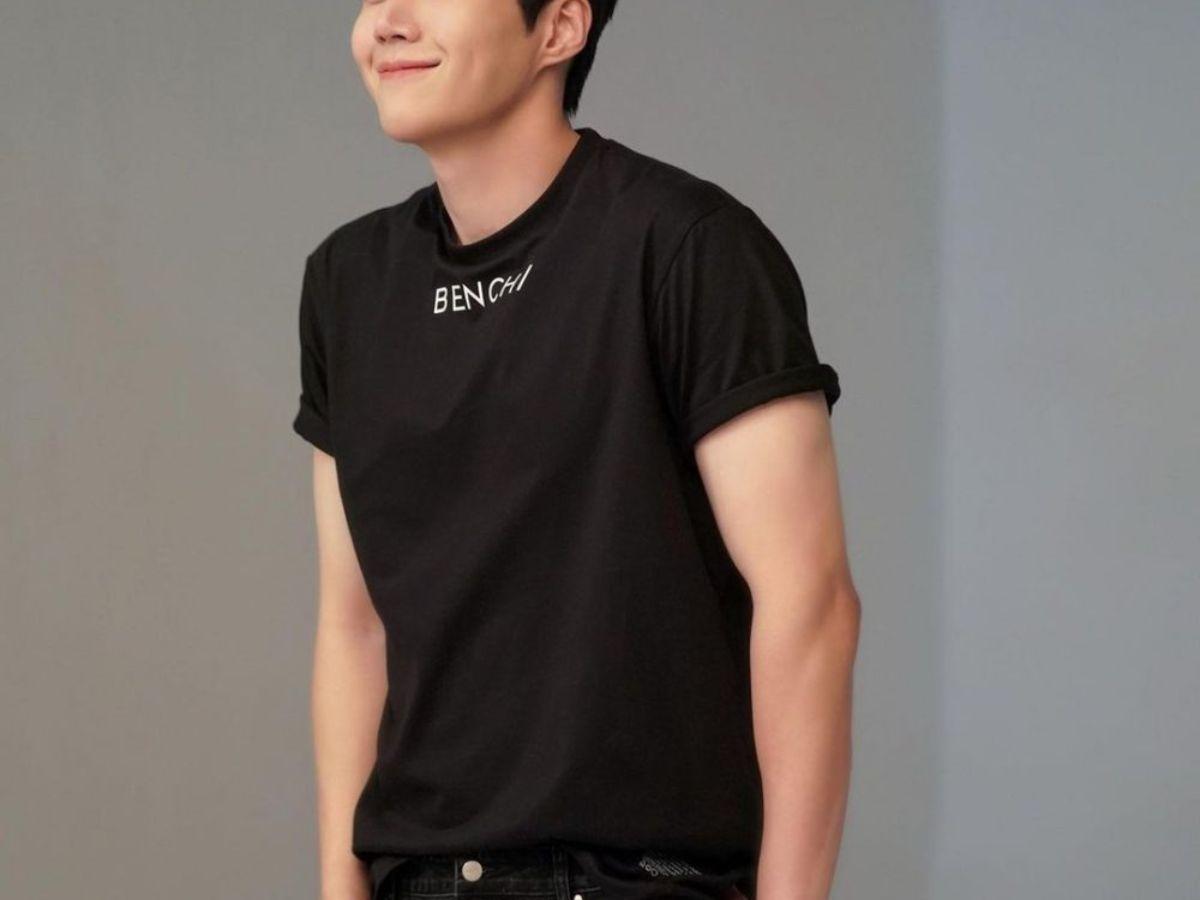 Bạn nên chọn tay áo có kích thước vừa vặn với phần bắp tay của mình