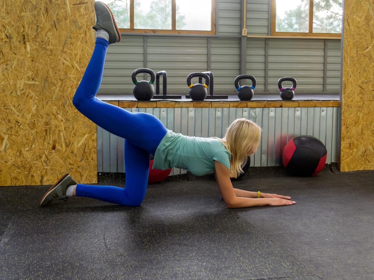 Single Leg Kick giúp kéo giãn cơ đùi trước, đồng thời tăng cường sức mạnh cơ lõi