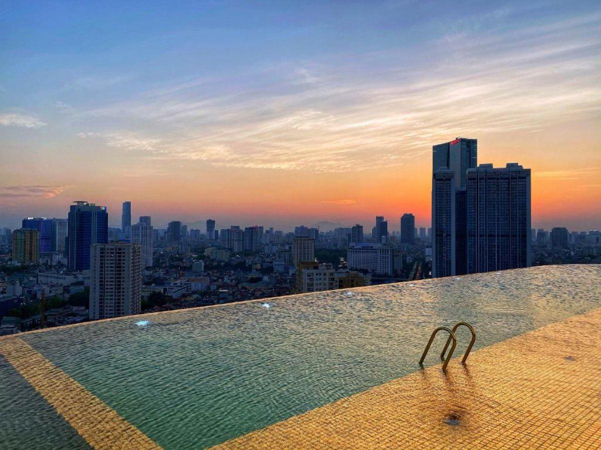 Bể bơi Dolce Hanoi Golden Lake gây ấn tượng với thiết kế dát vàng 24K toàn bộ thành bể
