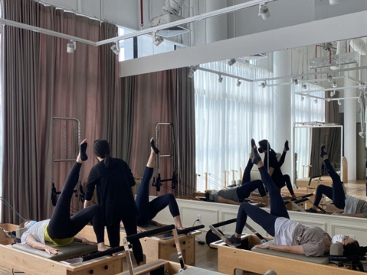 Ánh sáng tự nhiên và âm nhạc nhẹ nhàng tạo nên một bầu không khí tích cực, giúp bạn tập trung