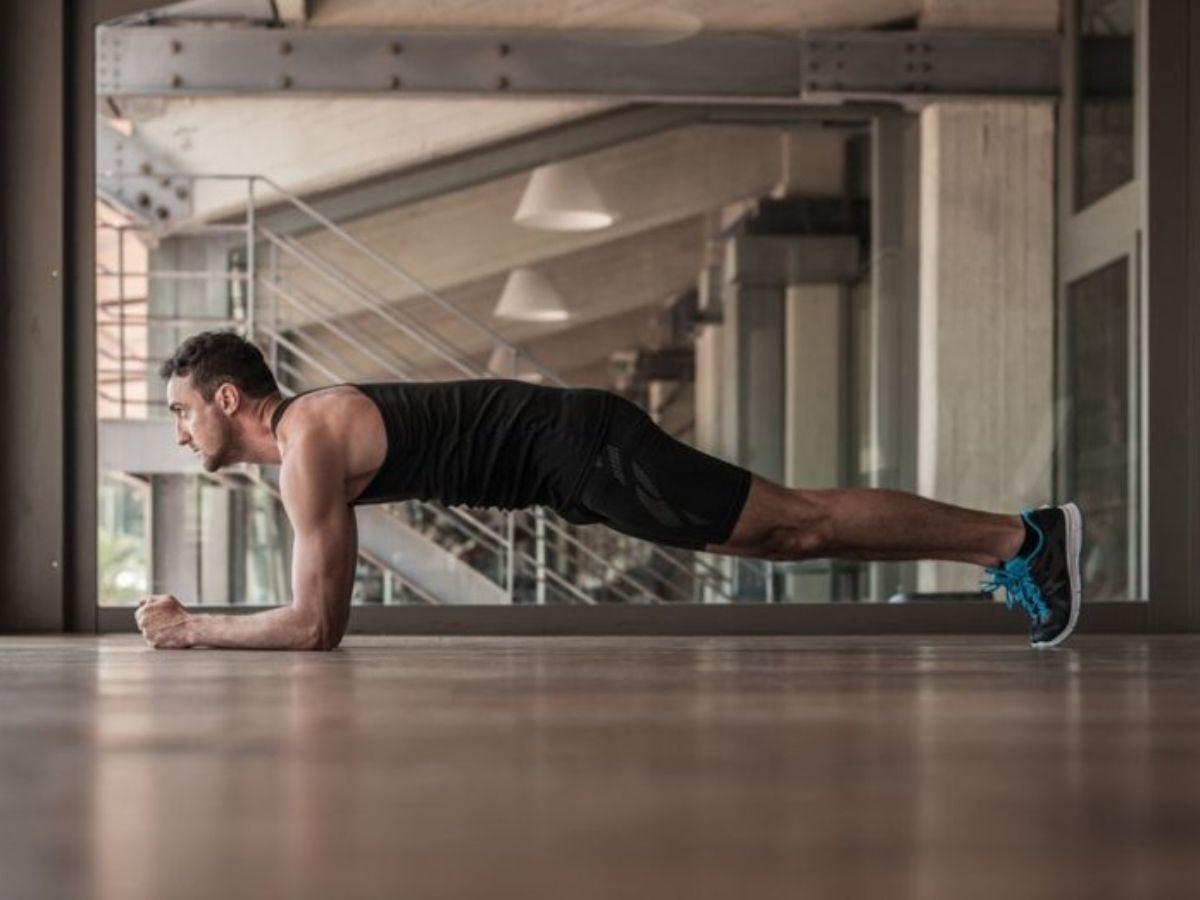 Plank là một bài tập đòi hỏi sự phối hợp của nhiều nhóm cơ khác nhau