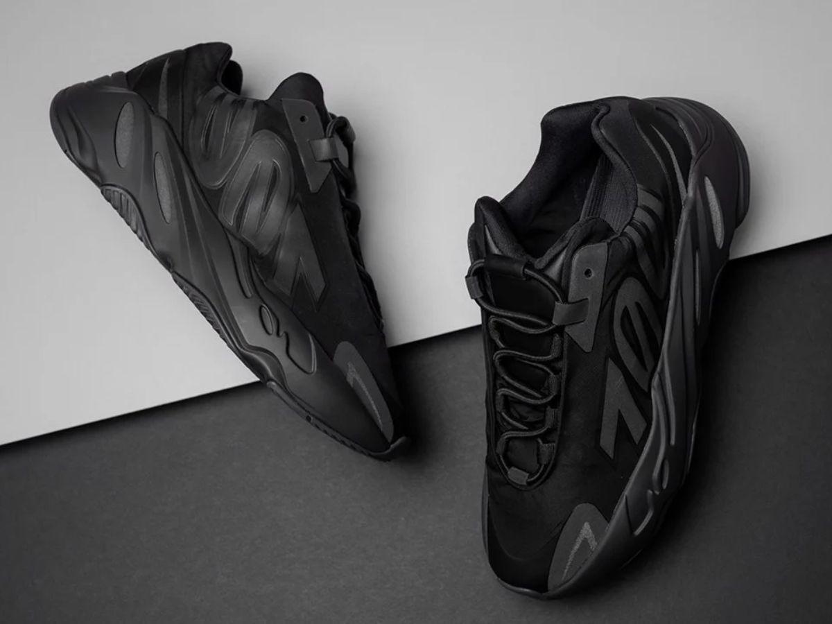 Mẫu giày Adidas Yeezy Boost 700 MNVN Triple Black
