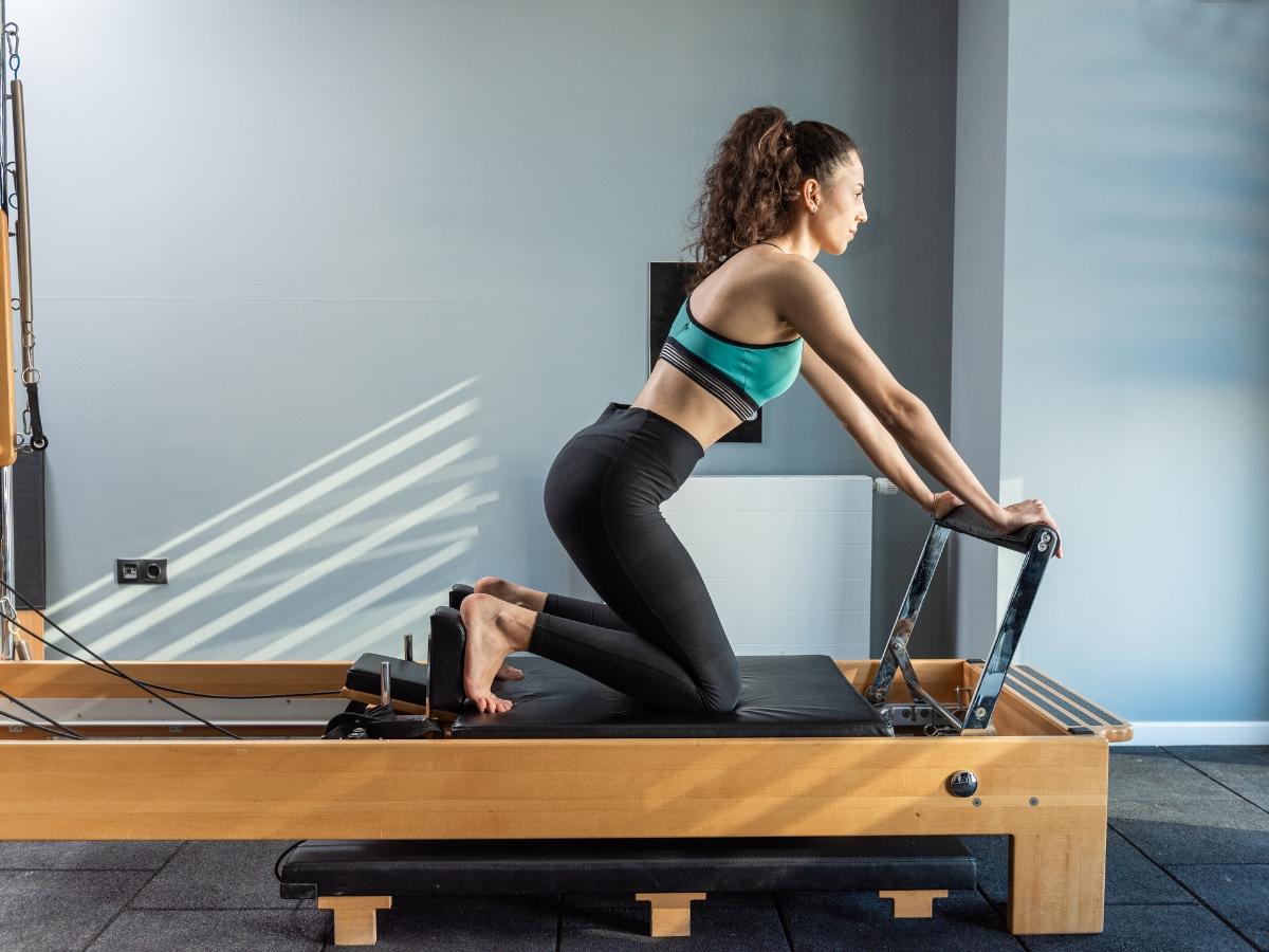 Các bài tập Pilates tập trung vào việc kéo giãn cột sống, giúp giảm áp lực lên các đốt sống