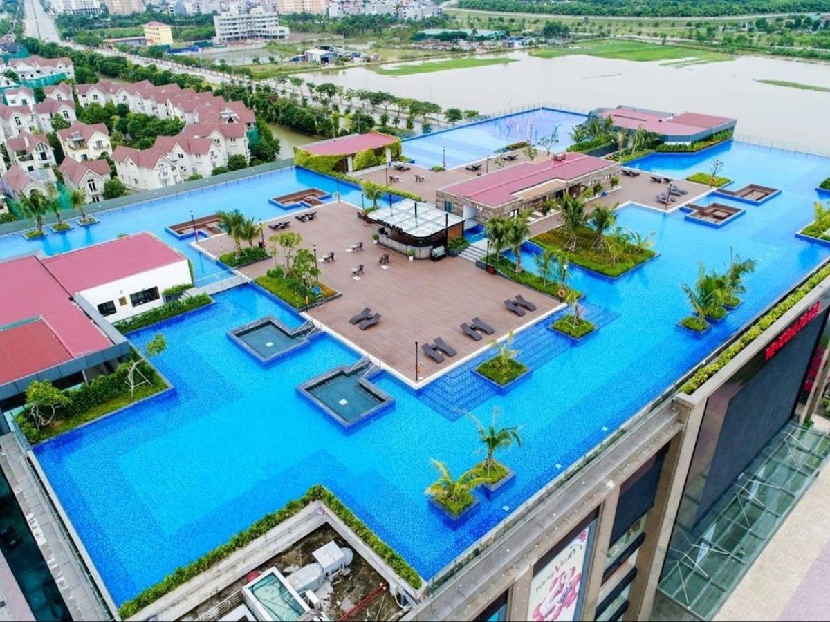 Bể bơi nằm trong khuôn viên hiện đại của Vincom Plaza Long Biên và có diện tích lớn nhất Hà Nội