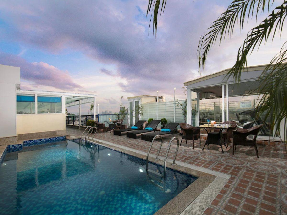 Bể bơi tại Silk Queen Hotel với gạch lót chống trơn trượt