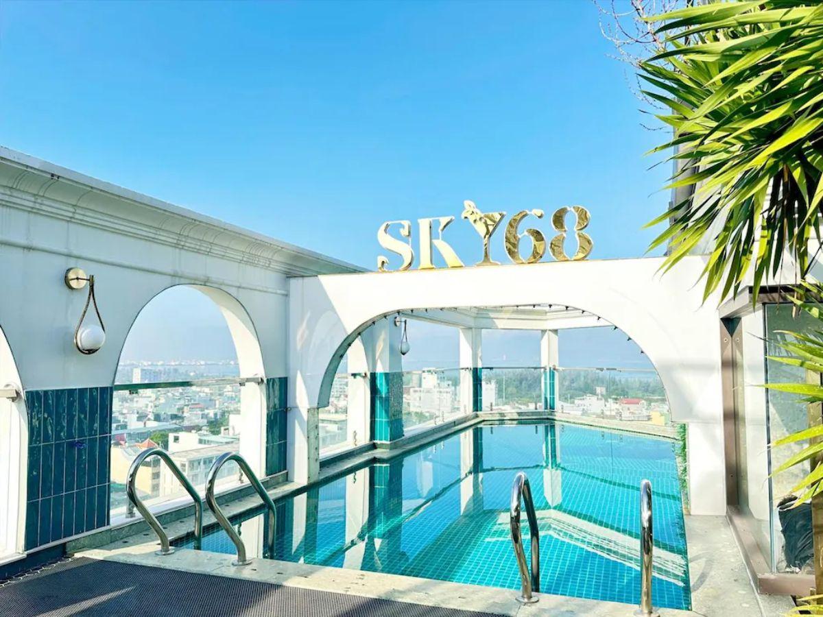 Bể bơi tại khách sạn La Belle Vie Hotel Hà Nội là một khu vực nghỉ dưỡng đẹp và tiện nghi