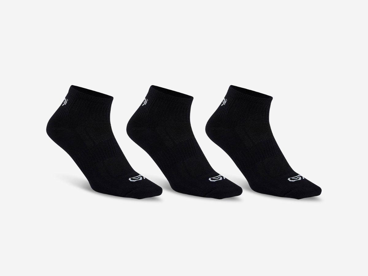 Decathlon chuyên về tất chạy bộ, chất liệu cotton, cấu trúc lưới mỏng, khô thoáng, ổn định.