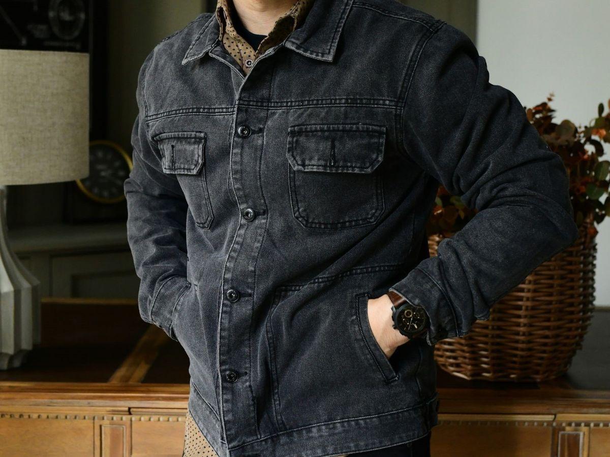 Áo khoác denim đen chính là lựa chọn lý tưởng của các chàng trai