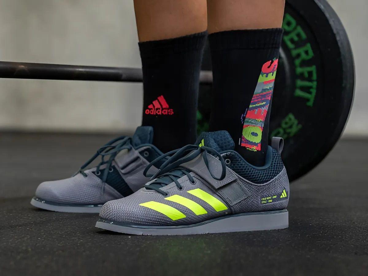 Adidas cũng là một thương hiệu thể thao hàng đầu cung cấp tất tập gym chất lượng