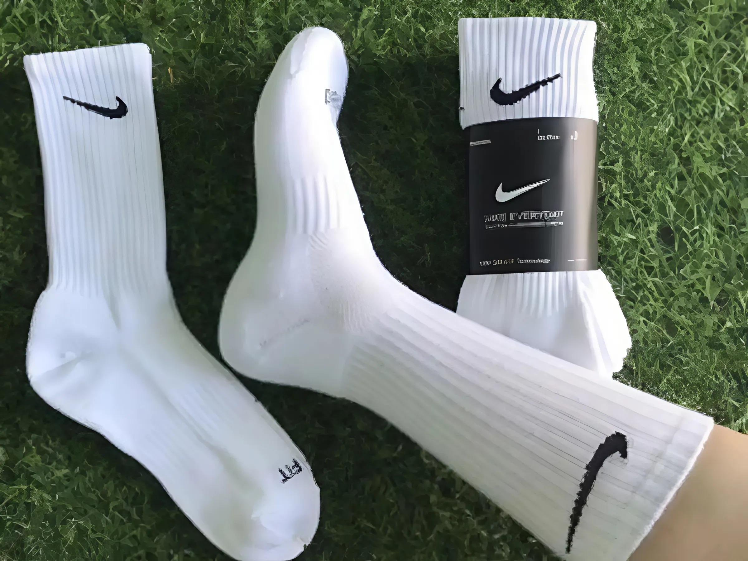 Nike cũng là thương hiệu cung cấp tất thể thao uy tín