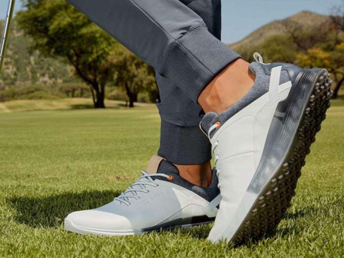 Giày golf là một trong những yếu tố quan trọng giúp bạn giữ thăng bằng tốt khi đánh bóng