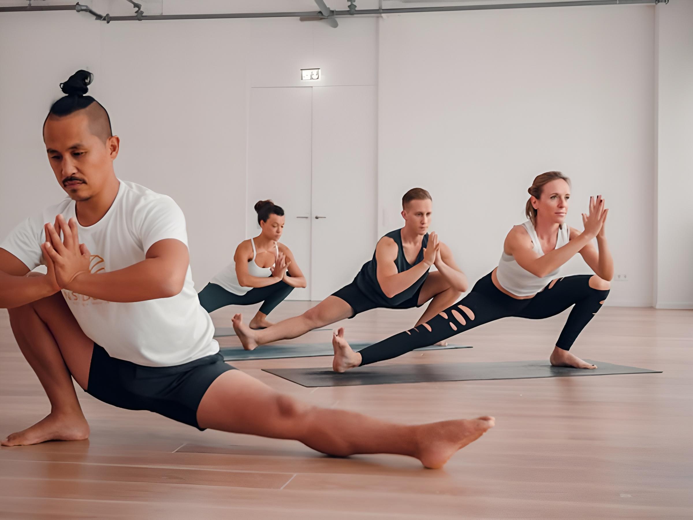 Young Ho Kim hướng dẫn học viên tập Inside Flow Yoga