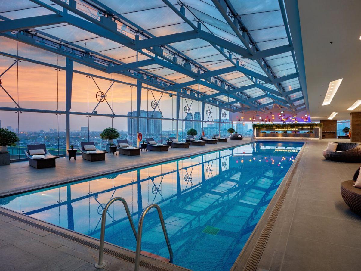 Không gian bể bơi tại khách sạn JW Marriott khá rộng nên là điểm tuyệt vời để tổ chức tiệc tùng