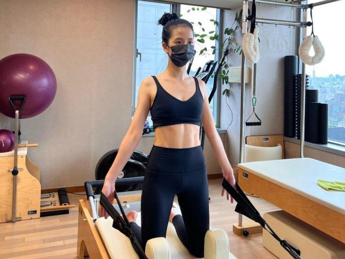 Jisoo thường tập Pilates để kéo giãn cơ, cải thiện độ linh hoạt và giảm căng thẳng