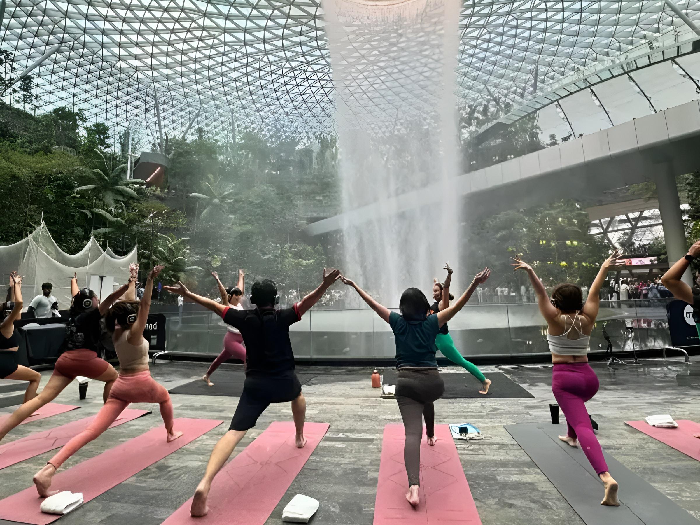Lắng nghe và đắm chìm vào âm nhạc cùng những chuyển động yoga mượt mà