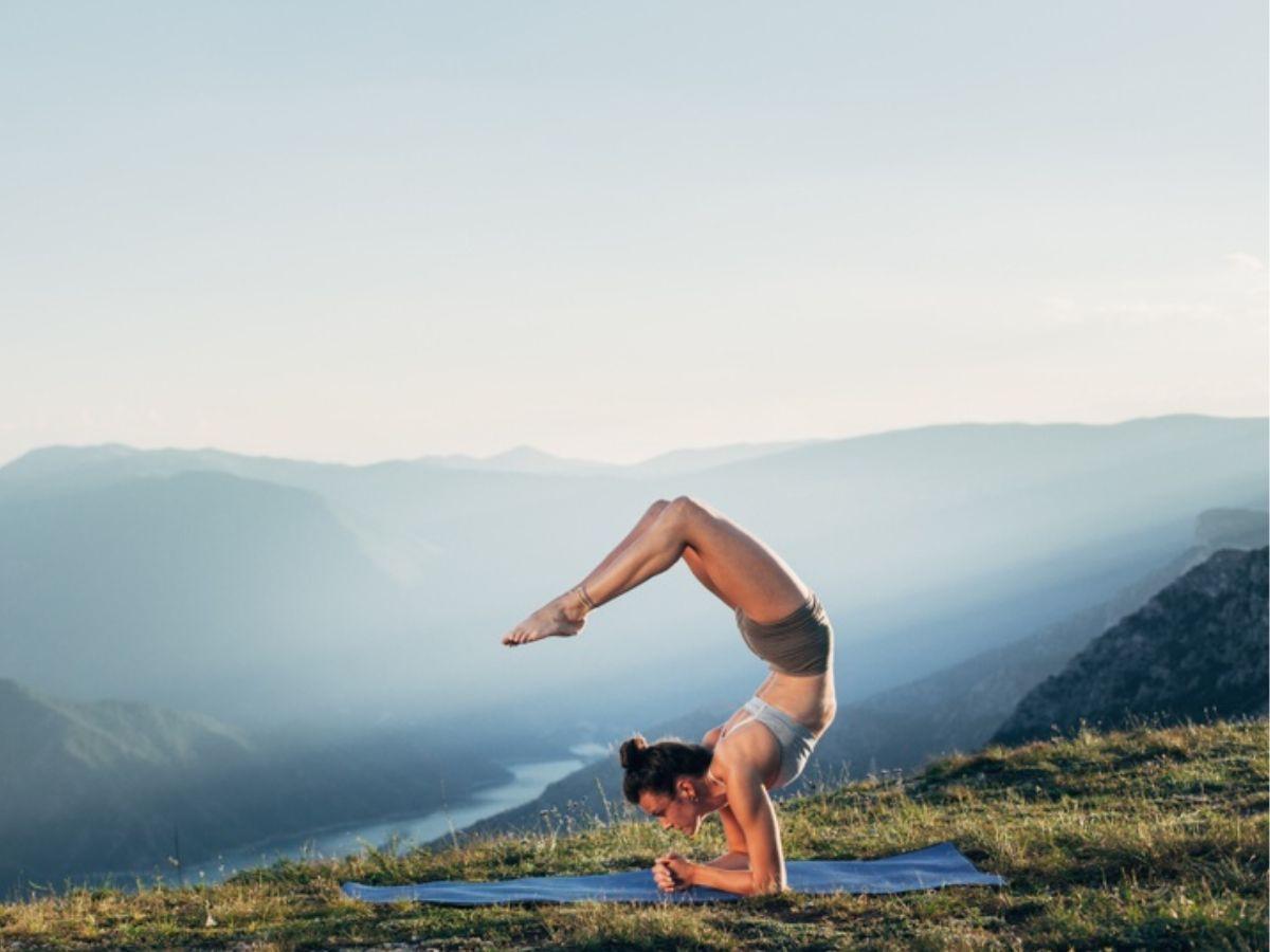 Tư thế bọ cạp trong yoga yêu cầu người tập phải có độ kiểm soát thể chất