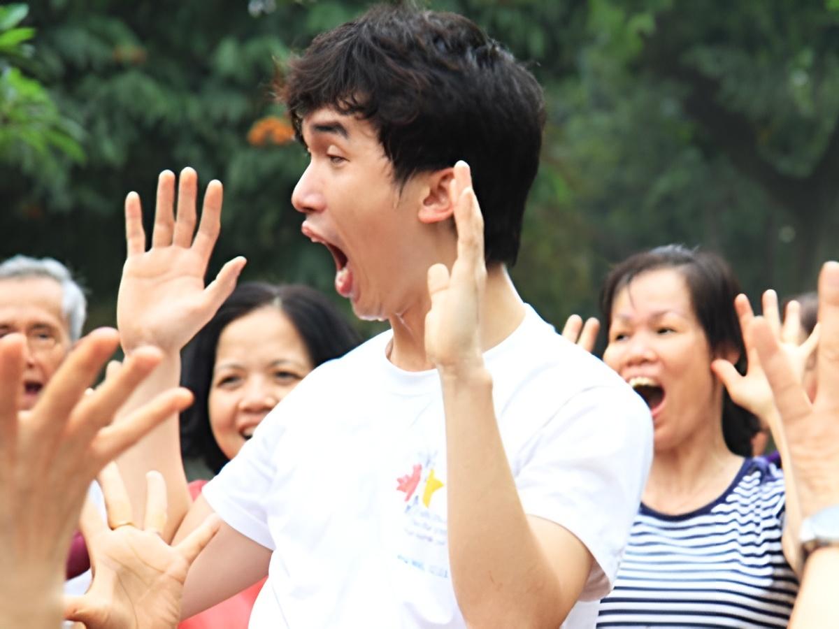 Bài tập này không chỉ giúp bạn cười mà còn có tác dụng thư giãn cơ mặt và toàn bộ cơ thể