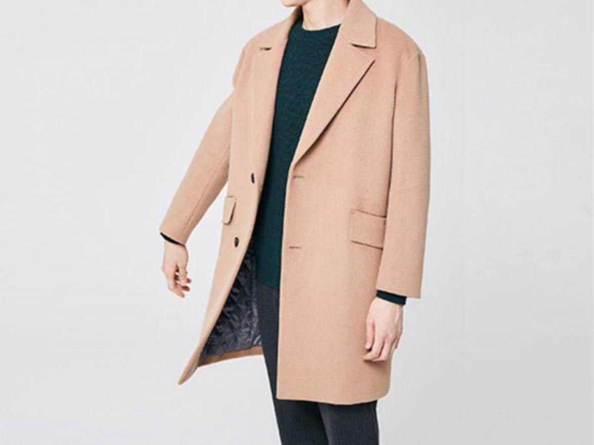 Sơ mi trắng và áo mangto màu Camel