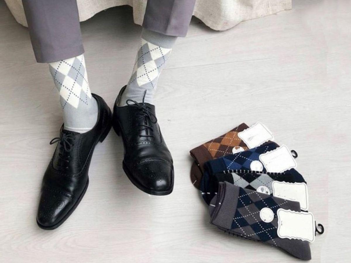 Những đôi tất làm từ sợi tự nhiên có thể hấp thụ mồ hôi nhanh chóng
