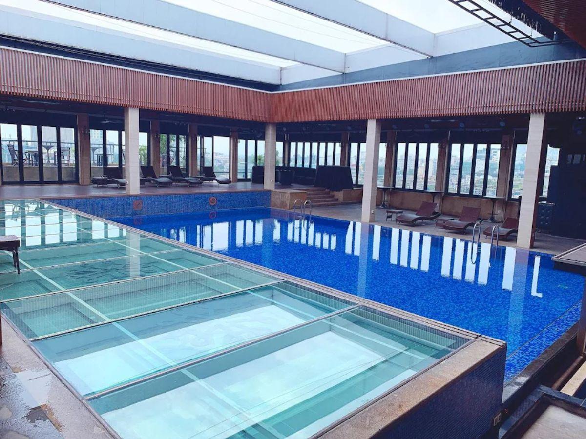 Bể bơi Apricot Hotel là nơi cao cấp bậc nhất, được thiết kế theo phong cách Châu Âu hiện đại