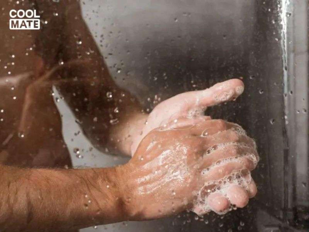 Nhằm giữ cậu nhỏ sạch sẽ thì cũng cần phải vệ sinh vùng kín trước khi đi ngủ