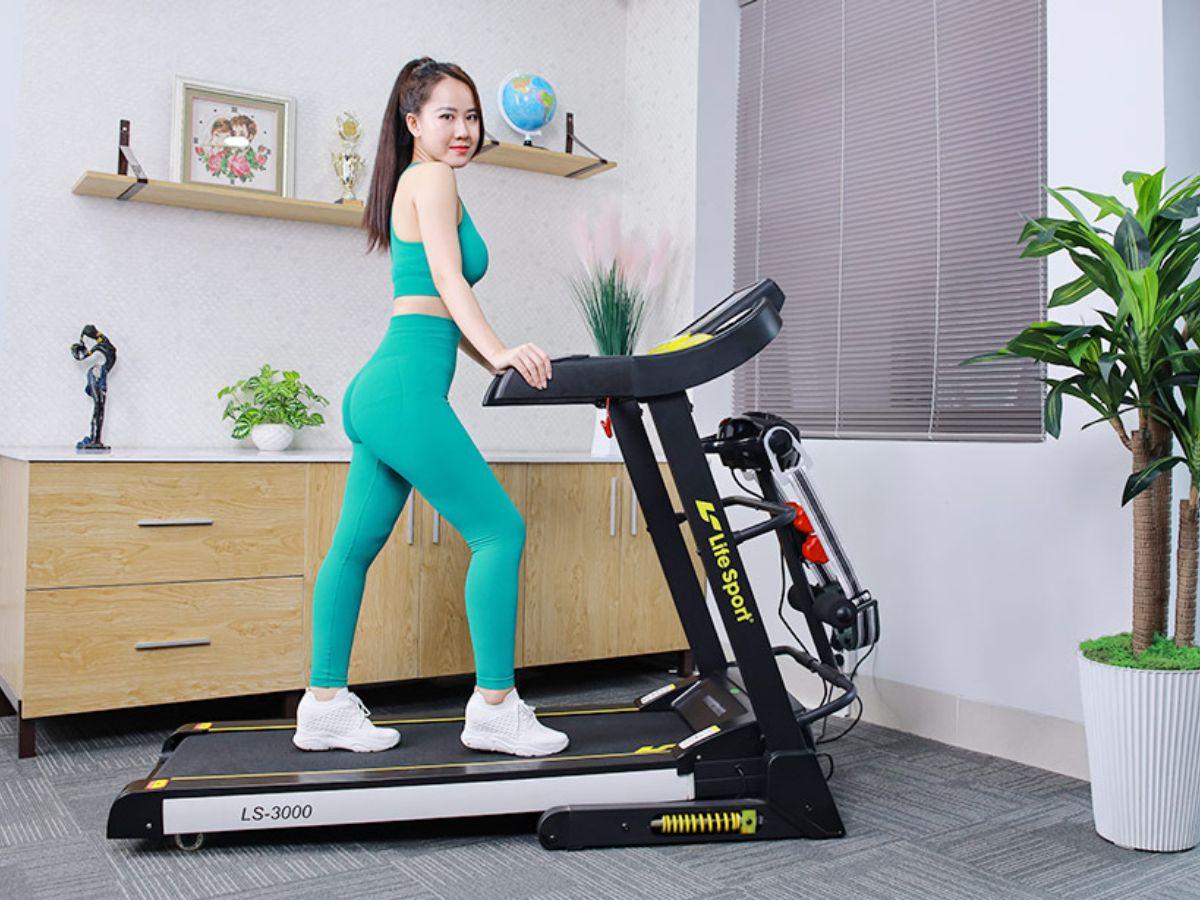 Chiếc máy chạy bộ Life Sport có kích thước khá nhỏ gọn, tiện lợi